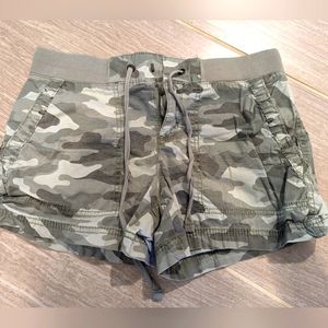 a.n.a camo knit shorts 4.5", size 2